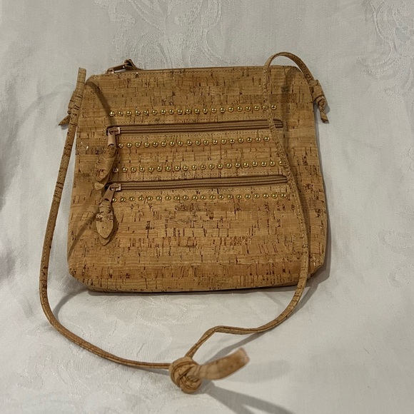 Lightweight cork shoulder bag with gold beads, 2 exterior zipper pockets and 1 - Picture 1 of 6
